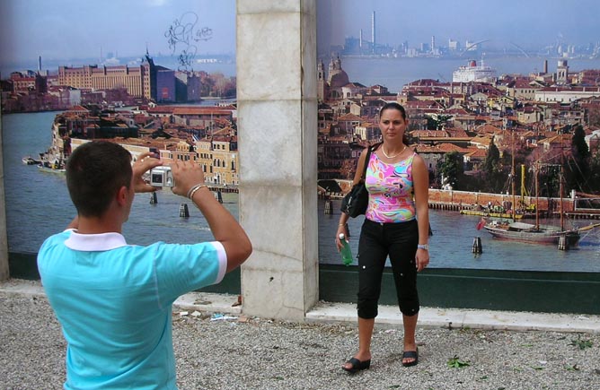 Venice: Blue screen pose