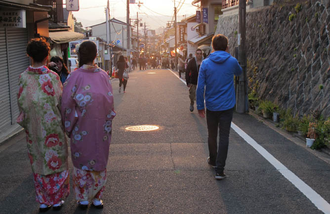 Ivar and the Kimono gals